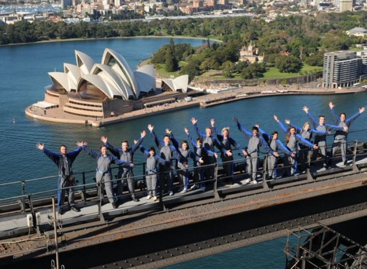 Du khách leo Cầu cảng Sydney Úc để ngắm toàn cảnh thành phố từ độ cao ấn tượng